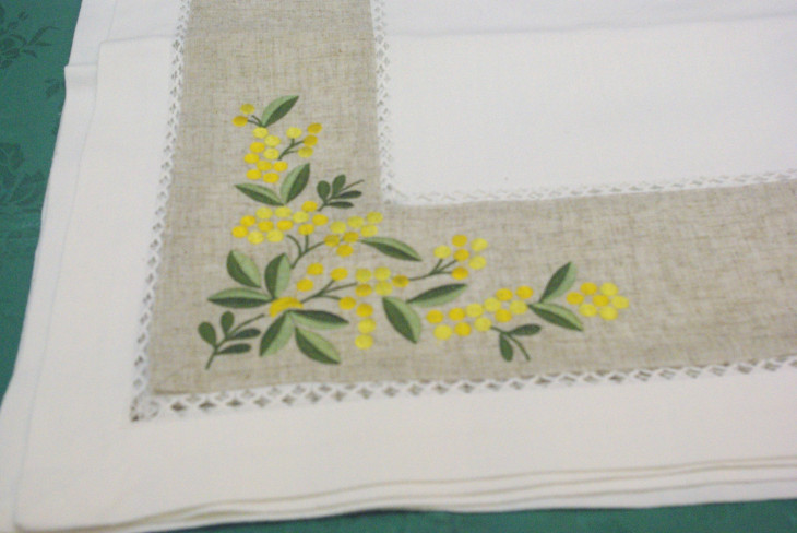 Rectangular tablecloth with lemon application